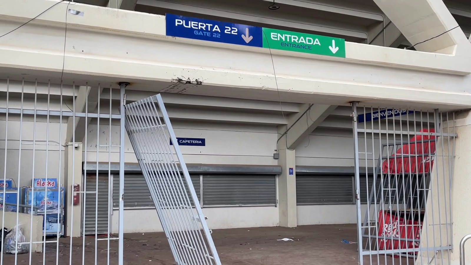 Puertas rotas y basura: así quedó el Centro Olímpico tras el partido RD-Haití, en un recinto recién remozado