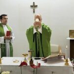 León XIV sale del hospital Gemelli para regresar al Vaticano tras recibir el alta hospitalaria