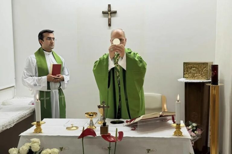 León XIV sale del hospital Gemelli para regresar al Vaticano tras recibir el alta hospitalaria
