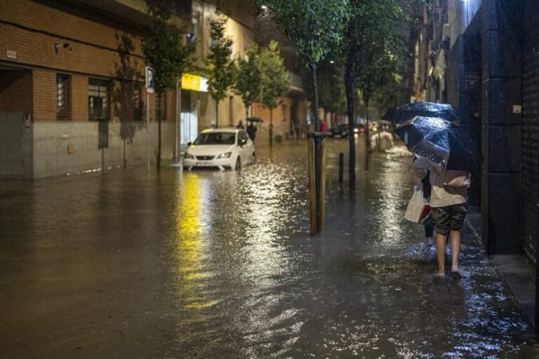 Lluvias en Barcelona provocan inundaciones y cierre de carreteras, reportan al menos 2 muertos