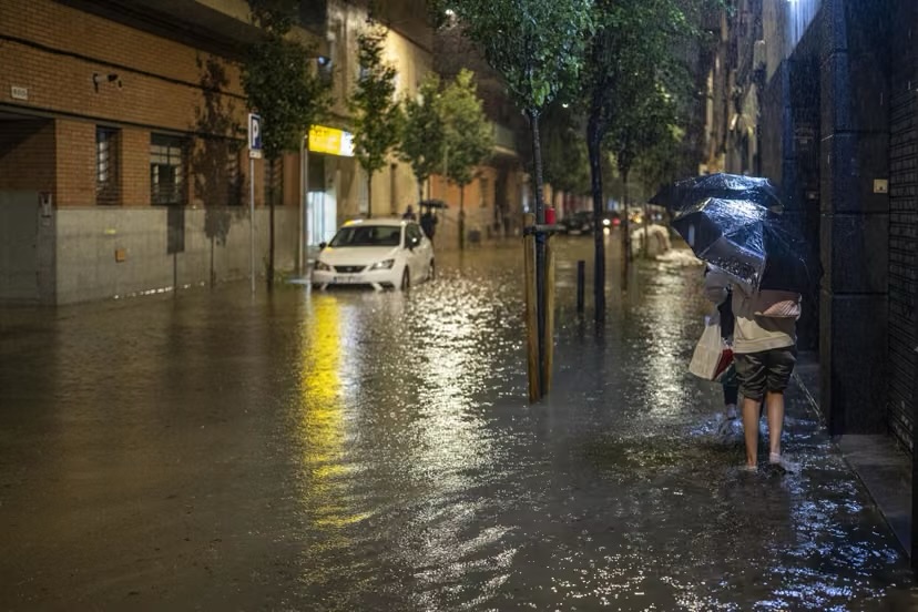 Lluvias en Barcelona provocan inundaciones y cierre de carreteras, reportan al menos 2 muertos