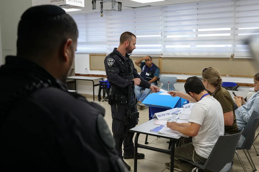 Israel celebra elecciones con Netanyahu en riesgo de perder el poder y participación récord