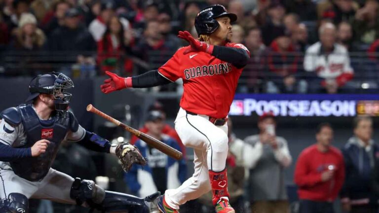 El dominicano José Ramírez amplió su propio récord en el equipo de los Guardianes de Cleveland con su 18vo partido de playoffs al hilo embasándose