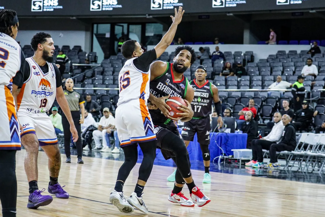 Juan Guerrero encestó 22 puntos con 11 rebotes en la victoria de Bameso sobre los Prados en la continuación del 50 Torneo de Baloncesto Superior del Distrito Nacional