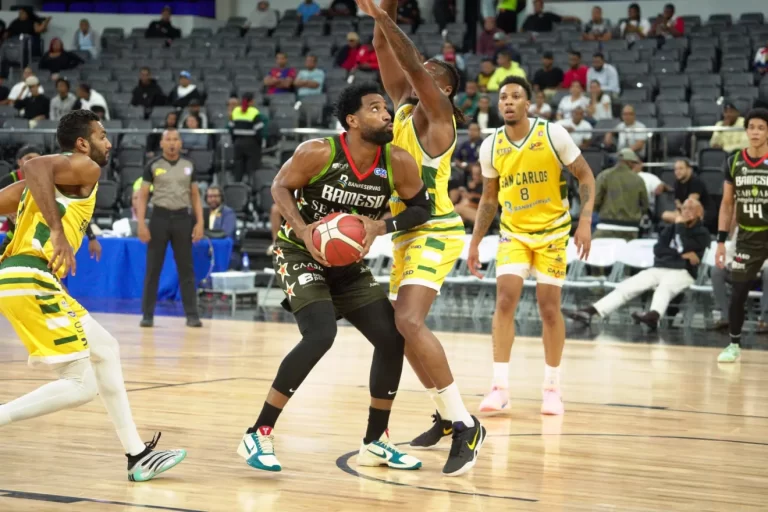 El club Bameso escaló al segundo lugar del grupo A del Torneo de Baloncesto Superior del Distrito luego de derrotar al conjunto de San Carlos