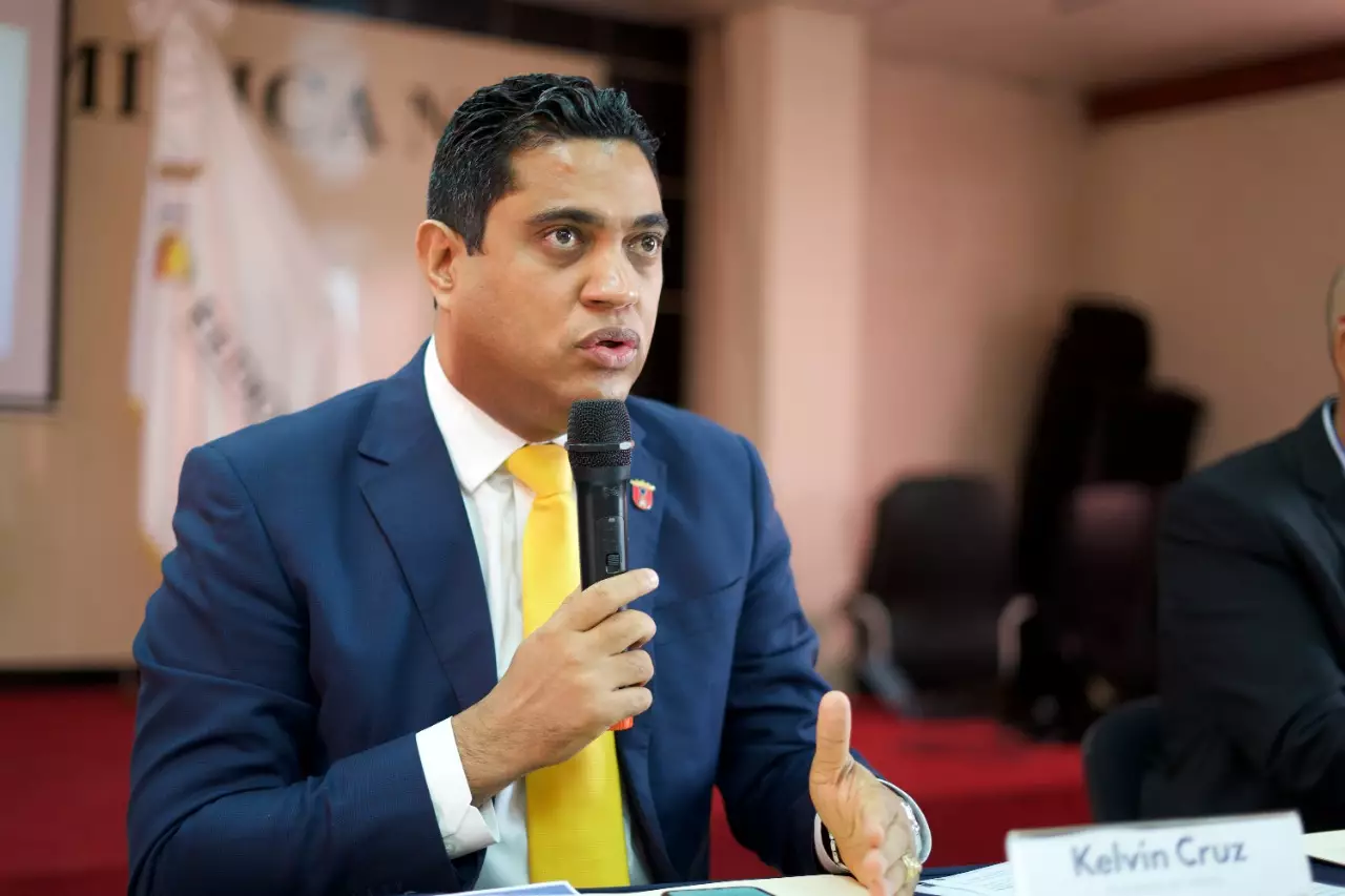 El ministro de Deportes, Kelvin Cruz, manifestó que los dos futbolistas haitianos que emitieron opiniones de irrespeto a nuestro nación deben disculparse con el país