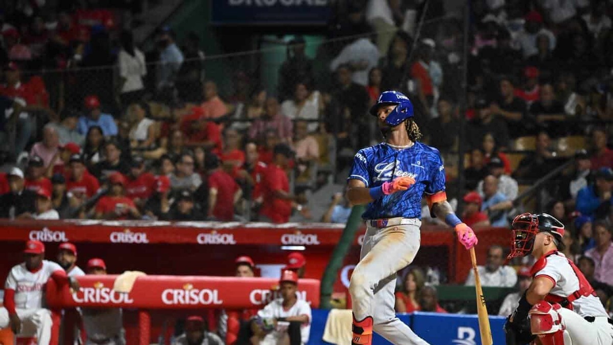 Los Tigres del Licey con una gran ofensiva que incluyó tres cuadrangulares derrotaron a los Gigantes del Cibao en el estadio Julian Javier