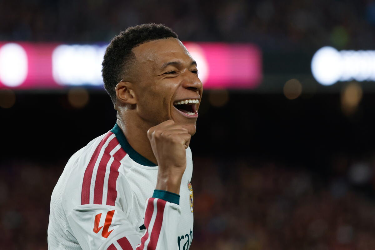Kylian Mbappé anotó dos goles en la victoria del Real Madrid sobre el Barcelona en la décima jornada de la Liga Española de fútbol
