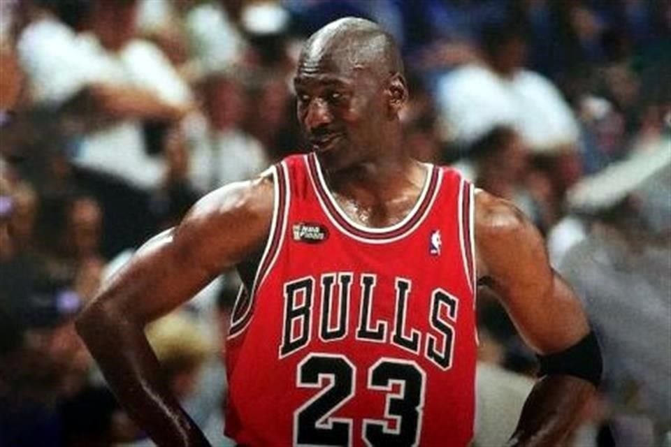 Una camiseta de visitante de Michael Jordan, autografiada y usada durante las Finales de la NBA de 1998 fue vendida por 14 millones de dólares