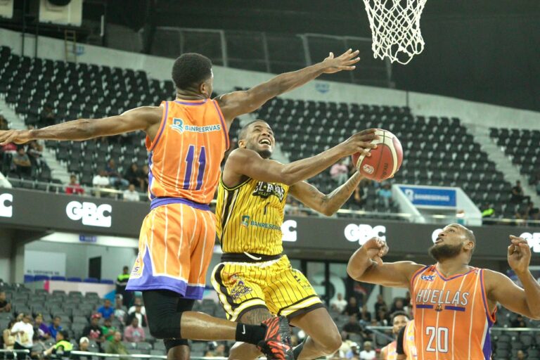 El club Rafael Barias alcanzó su sexta victoria en el Torneo de Baloncesto Superior del Distrito Nacional luego de vencer a Huellas del Siglo
