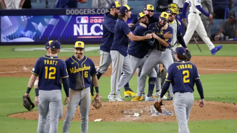 Los Cerveceros de Milwaukee barrieron a los Dodgers de los Angeles y avanzaron a la Serie Mundial por primera vez desde el año 1982