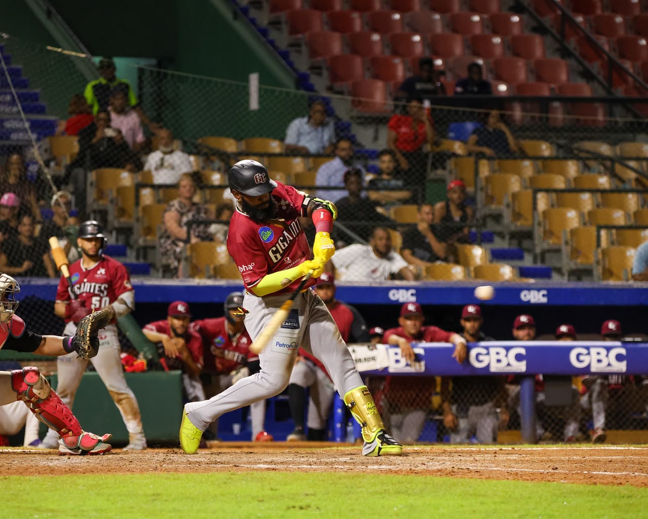 Marcell Ozuna conectó un cuadrangular con las bases llenas en la victoria de los Gigantes del Cibao ante los Leones del Escogido en el estadio Quisqueya