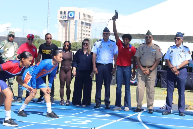 La campeona del mundo de los 400 metros planos, Marileidy Paulino valoró la importancia de los deportes en las Fuerzas Armadas y la Policía Nacional