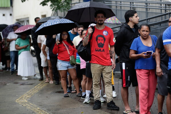 Durante la segunda vuelta, Lula da Silva y Flávio Bolsonaro se lanzan críticas y descalificaciones en disputa por el poder