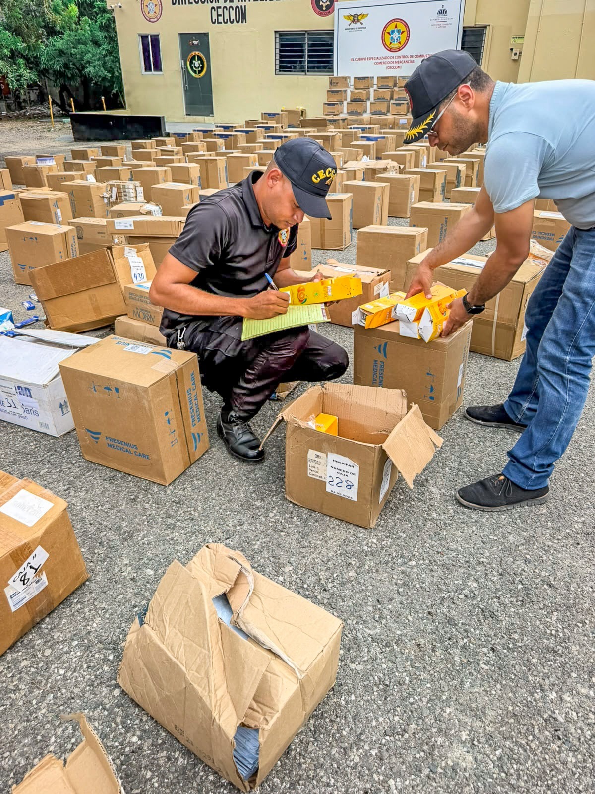 Autoridades incautan 46 millones de medicamentos e insumos hospitalarios a una alega red que opera de manera ilegal