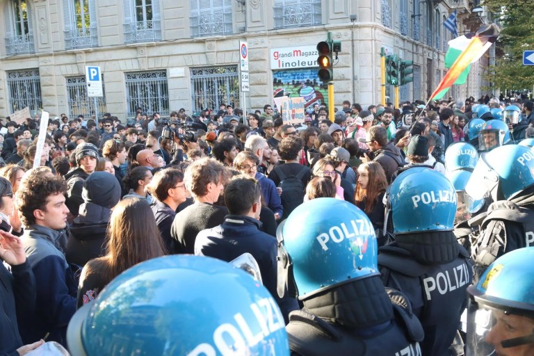 Miles de jóvenes protestan en Milán por los precios y el despliegue policial de Meloni Milán (Italia)