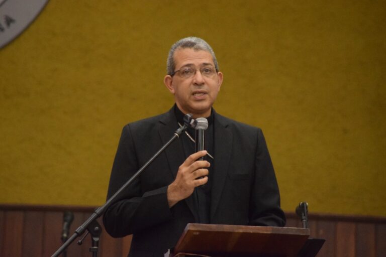 Monseñor Morel Diplán llama a fortalecer la familia y recuperar la comunicación en los hogares