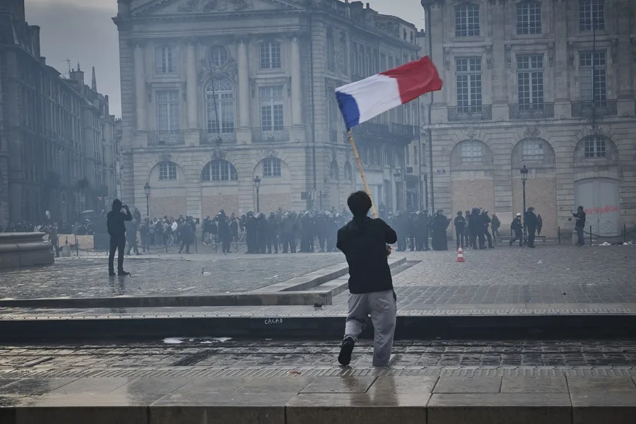 Francia afronta nueva semana de protestas por salarios, educación y costo de vida