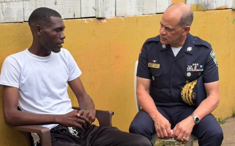 Director general de la Policía visita a agente herido en Consuelo, San Pedro de Macorís, y le reafirma su respaldo