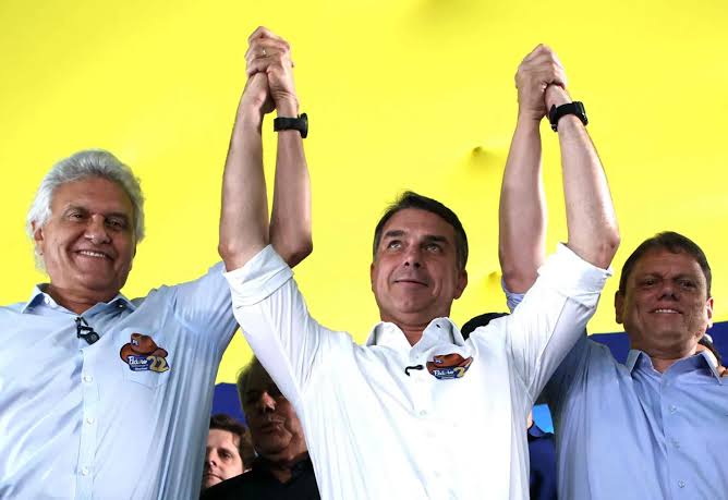 Flávio Bolsonaro agrega el apoyo de candidatos de derecha a su posible triunfo en la segunda vuelta en Brasil contra presidente Lula Da Silva