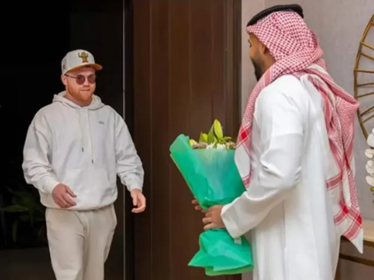 Saúl "Canelo" Álvarez ya se encuentra en Riad, Arabia Saudita para su combate contra Christian Mbilli por el título mundial supermediano del Consejo Mundial de Boxeo
