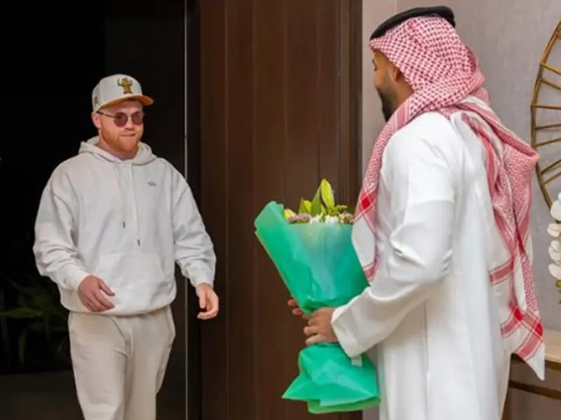 Saúl "Canelo" Álvarez ya se encuentra en Riad, Arabia Saudita para su combate contra Christian Mbilli por el título mundial supermediano del Consejo Mundial de Boxeo