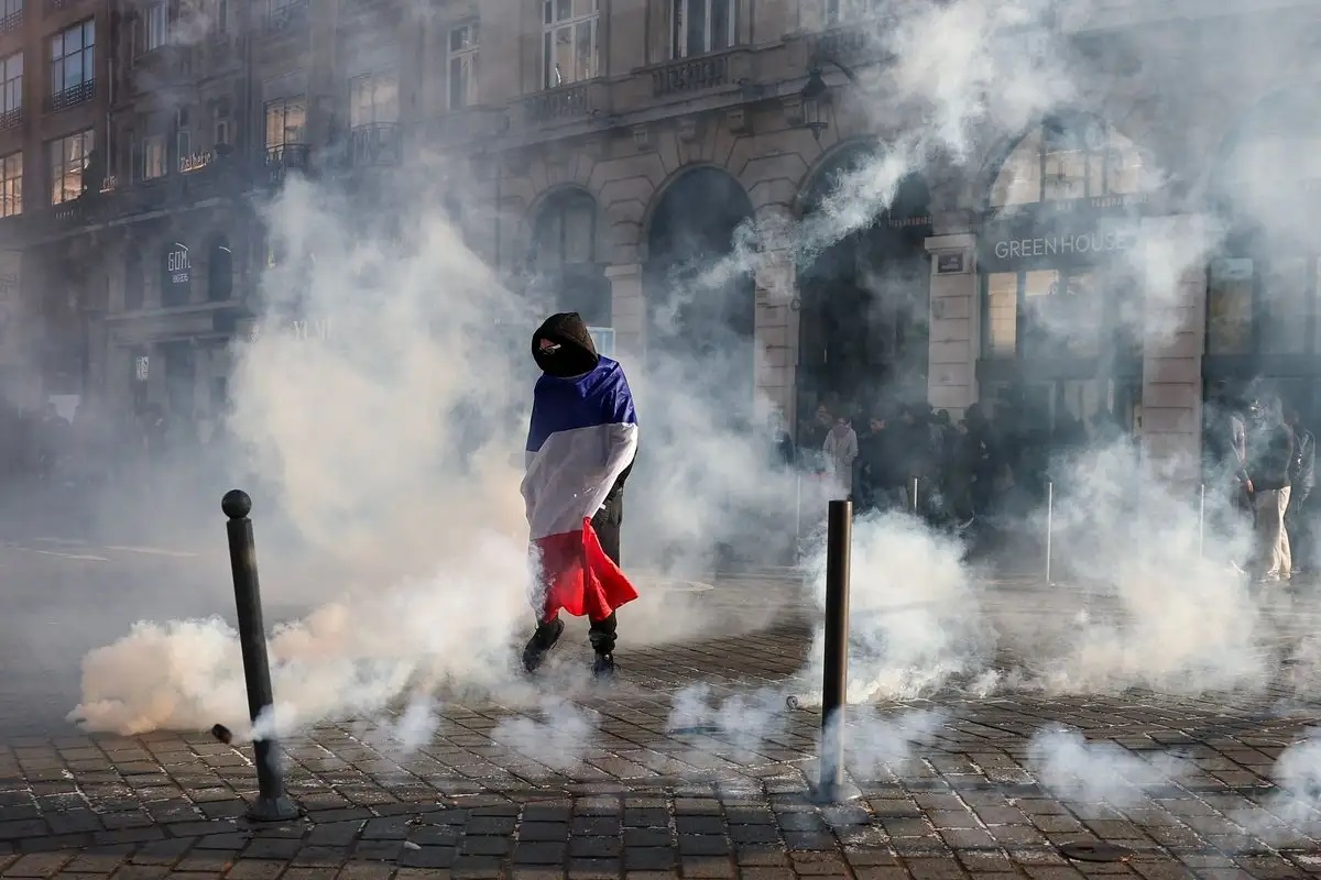Protestas violencias en Francia dejan 1,800 detenidos y 500 policías con heridas; Macron pronuncia esta noche un discurso por incidentes