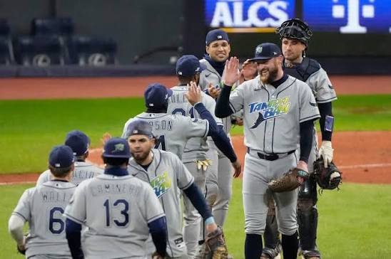 El equipo de Tampa Bay derrotó al conjunto de los Guardianes de Cleveland y se colocó a ley de una victoria para avanzar a la Serie Mundial