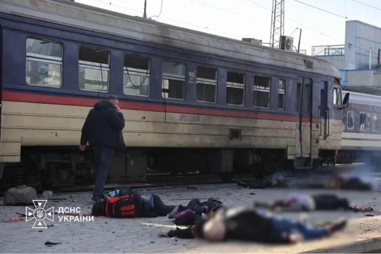 Al menos 13 muertos y 10 heridos en un ataque ruso contra una estación de tren en Ucrania