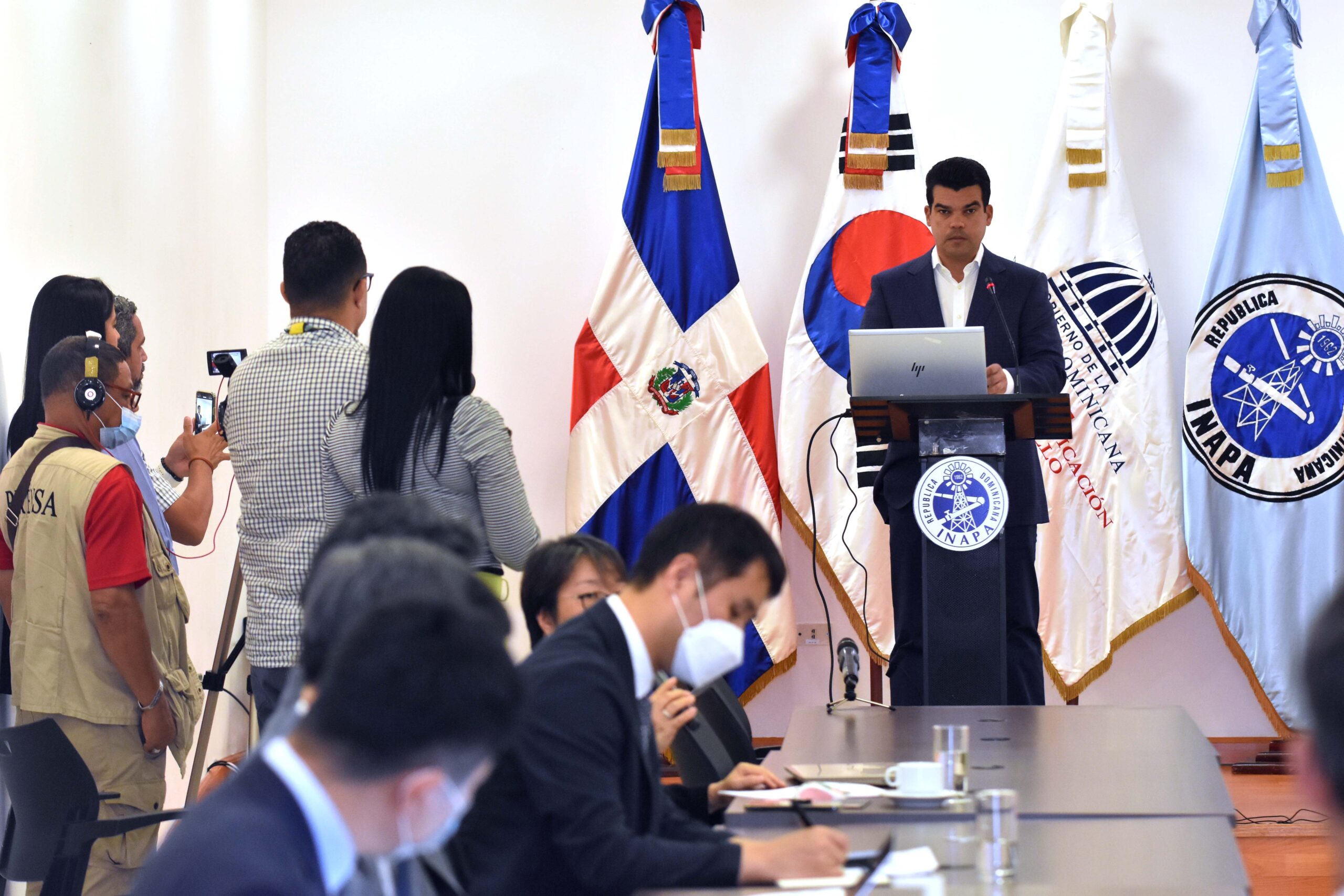 Wellington Arnaud destaca avances en agua y saneamiento y plantea visión estratégica para el desarrollo durante conferencia del PRM
