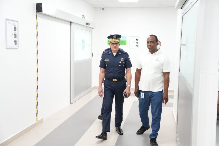 Director policial acompaña a oficial retirado herido al frustrar asalto en joyería de Villa Juana