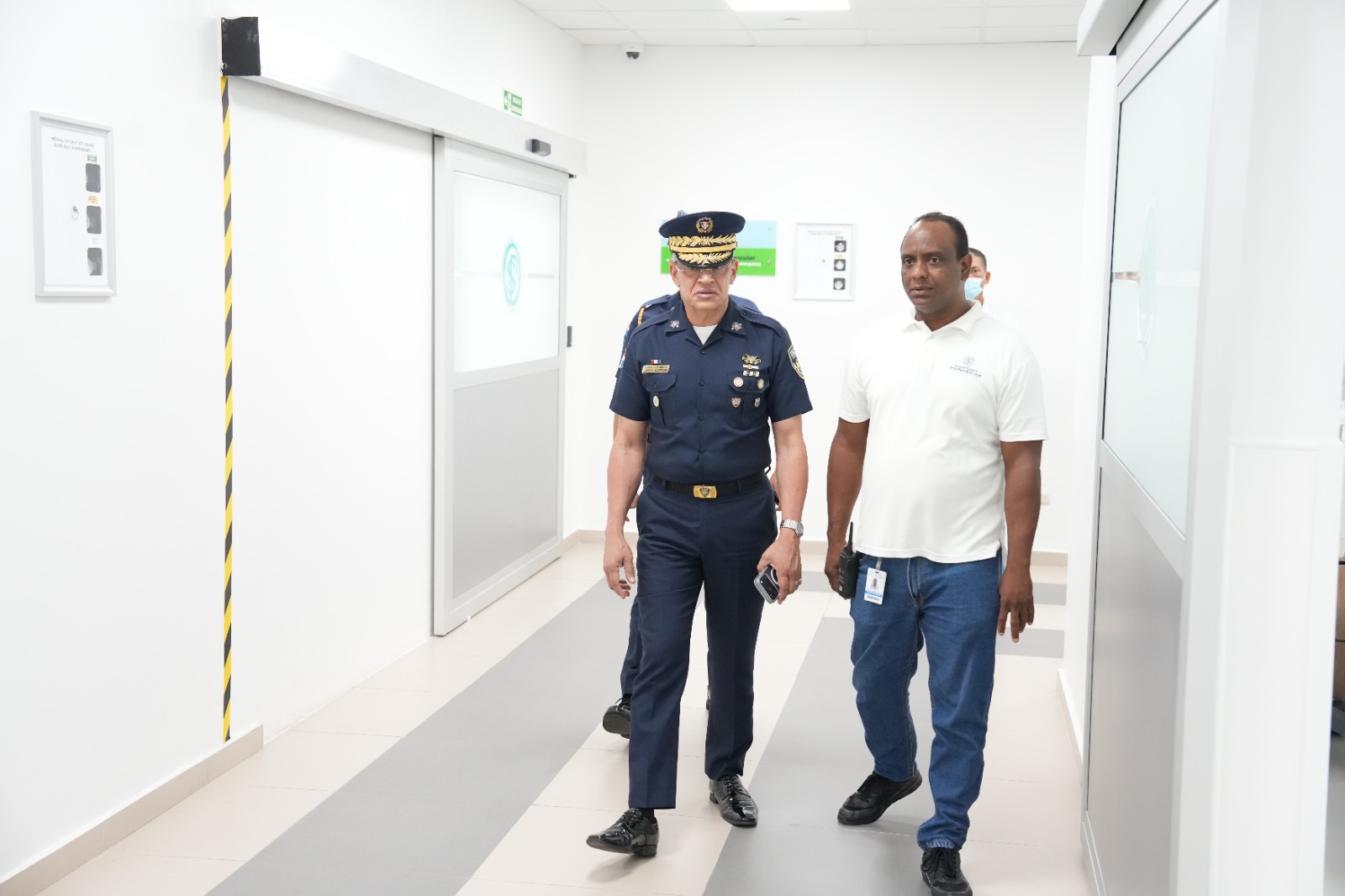 Director policial acompaña a oficial retirado herido al frustrar asalto en joyería de Villa Juana