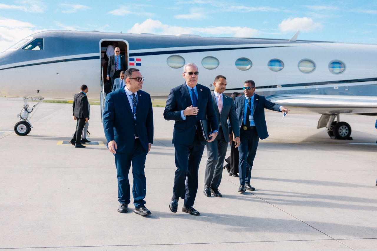 Presidente Abinader llega a Praga para participar en Conferencia Anual Forum 2000