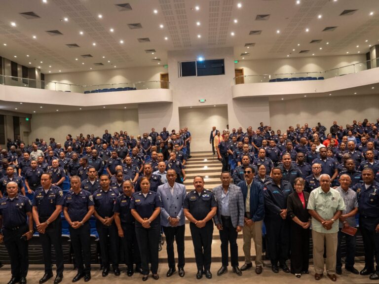 Policías amplían conocimientos sobre geopolítica aplicada a la inteligencia artificial en el IPES