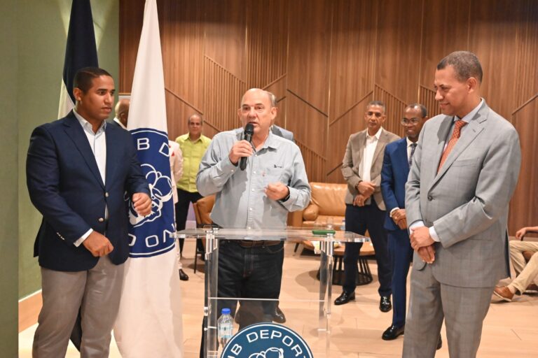 Academia Club Naco celebró con éxito la conferencia "La evolución de la democracia dominicana" con Guido Gómez Mazara
