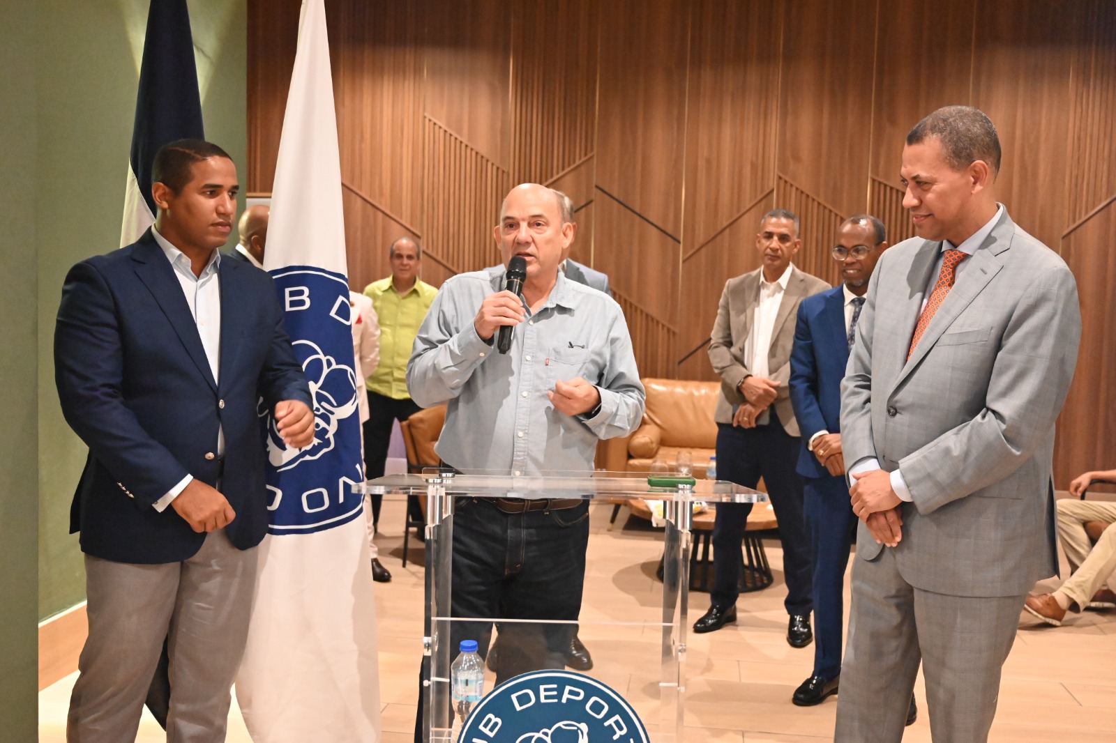 Academia Club Naco celebró con éxito la conferencia "La evolución de la democracia dominicana" con Guido Gómez Mazara