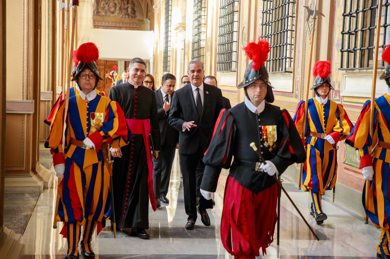 Abinader y secretario de Estado de la Santa Sede, Pietro Parolin abordan asuntos de Estado y la situación internacional en el Vaticano