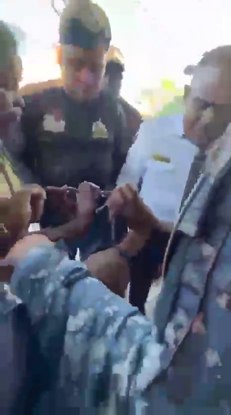 Incidente de diputada en Elías Piña: Ella misma se puso la "esposa", según se observa en un video