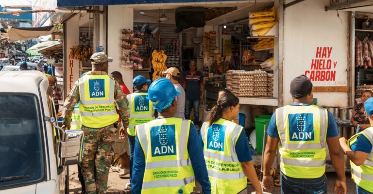 Alcaldía del DN desarrolla operativo de aseo y notificación sobre uso del espacio público en el sector de Cristo Rey