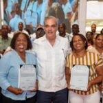 Abinader entrega 2,200 títulos en Villa Altagracia, en beneficio de 10,000 personas