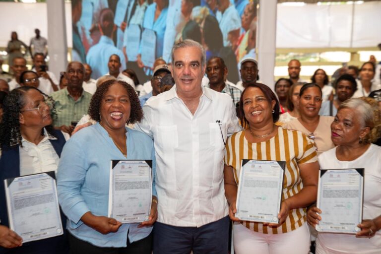 Abinader entrega 2,200 títulos en Villa Altagracia, en beneficio de 10,000 personas