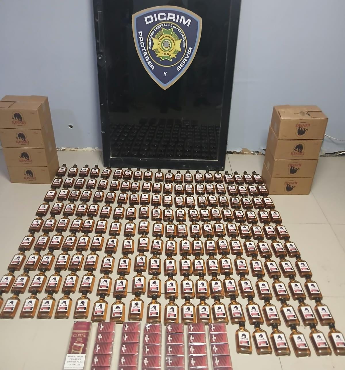 Policía ocupa 1,400 cigarrillos y 186 unidades de ron de contrabando en San Juan de la Maguana
