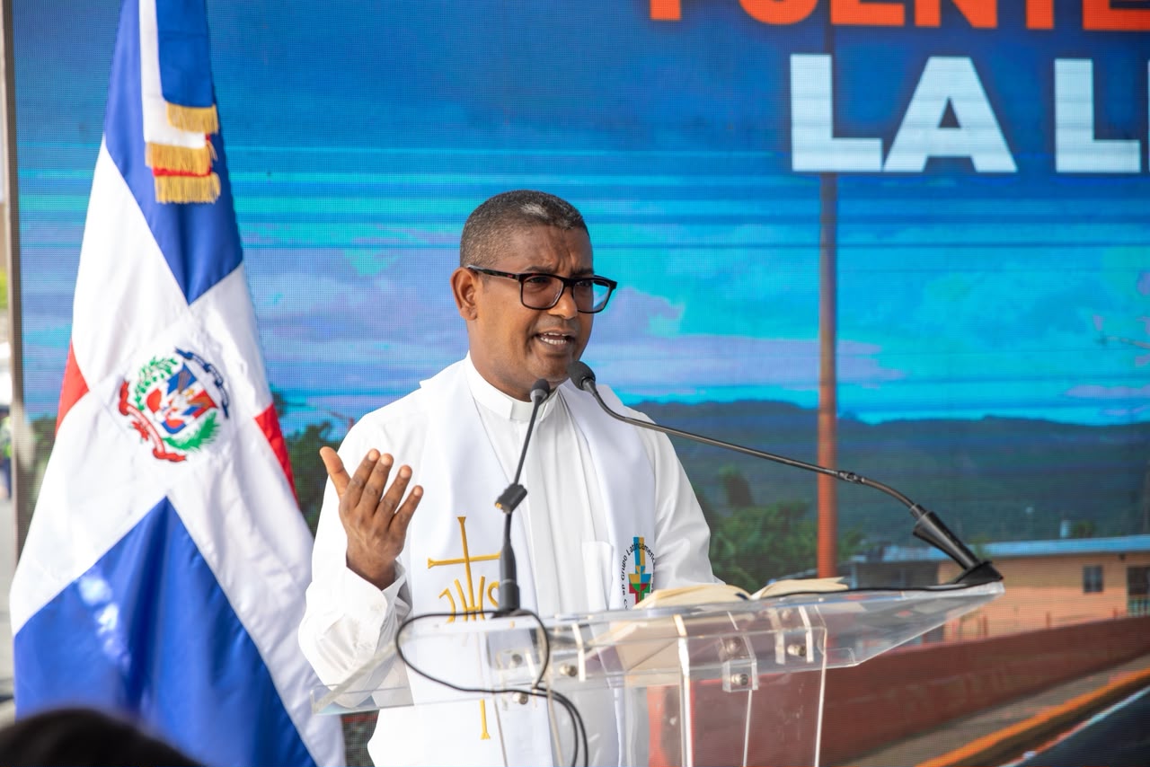 Padre Joaquín Pérez: "Puente sobre el Río La Leonora se veía imposible, pero está hecho porque hay voluntad del presidente Abinader de ayudar a un pueblo que lo necesita"