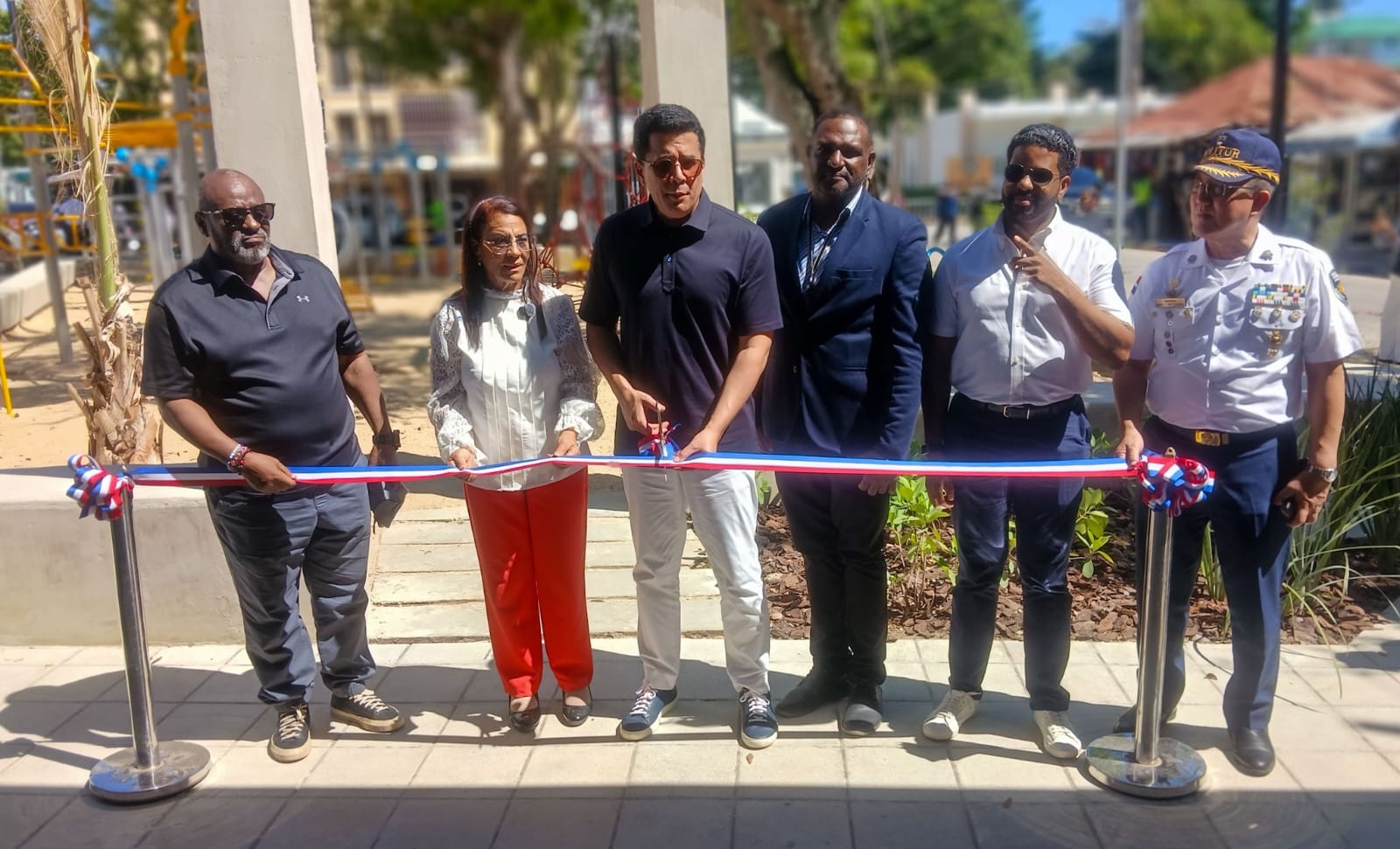 David Collado entrega 3 parques y una iglesia remozada en Boca Chica