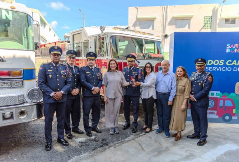 Carolina Mejía entrega dos camiones de bomberos para reforzar respuesta a emergencias en el DN