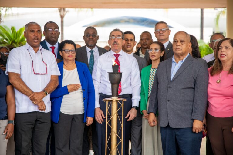 Rector de la UASD recibe antorcha y anuncia inauguración de los Juegos Tony Barreiro