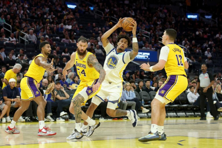 El dominicano Yaxel Lenderborg debutó en la NBA anotando 12 puntos en la derrota de Golden State Warriors ante el conjunto de los Lakers