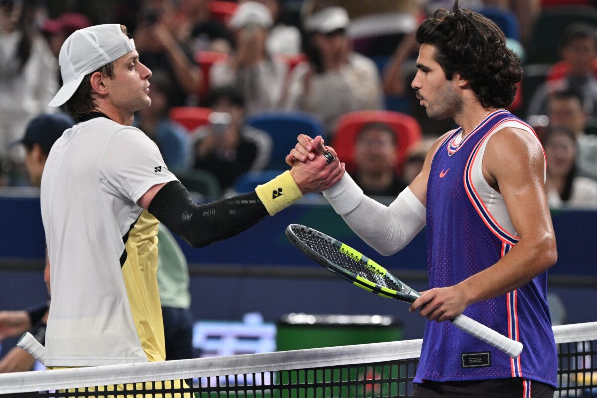 El Belga Zizou Bergs sorprendió al segundo cabeza de serie, Carlos Alcaraz, al vencerlo y avanzar a la cuarta ronda del Masters de Shanghái