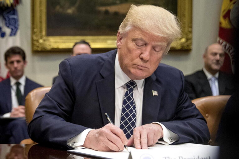 Trump firma orden ejecutiva para revolucionar la investigación en salud femenina, impulsada por Melania