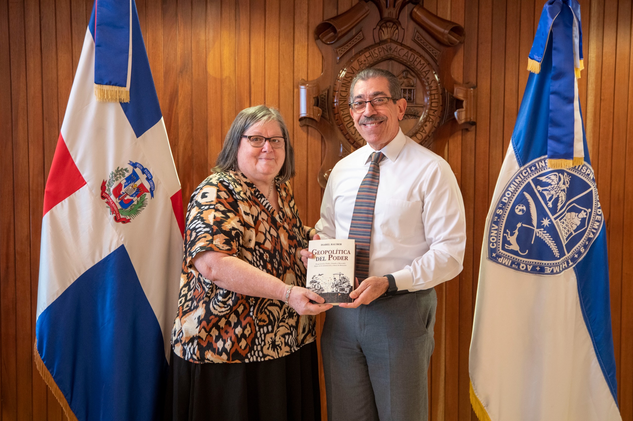 Rector de la UASD recibe a Isabel Rauber, quien presentará su libro sobre geopolítica del poder
